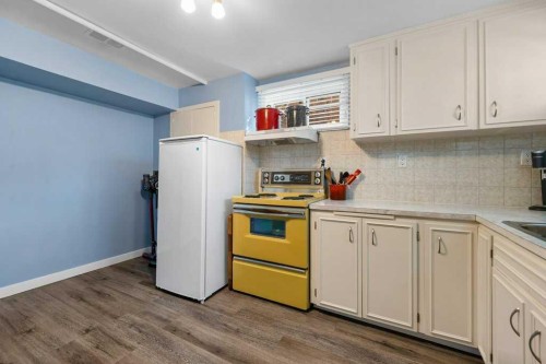 1131 15 Avenue Ne, Calgary, AB - Indoor Photo Showing Kitchen