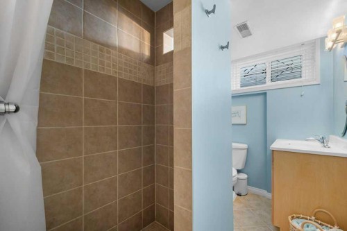 1131 15 Avenue Ne, Calgary, AB - Indoor Photo Showing Bathroom