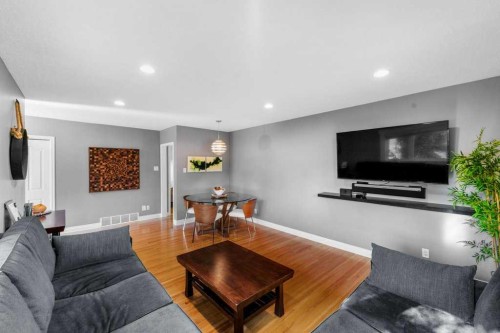 1131 15 Avenue Ne, Calgary, AB - Indoor Photo Showing Living Room
