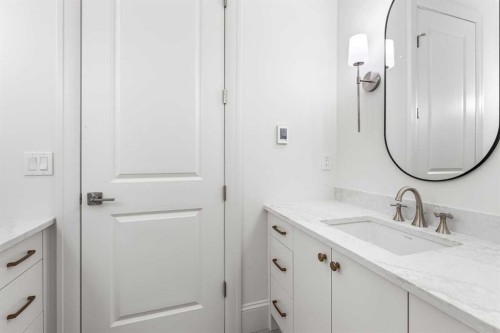 2009 28 Avenue Sw, Calgary, AB - Indoor Photo Showing Bathroom