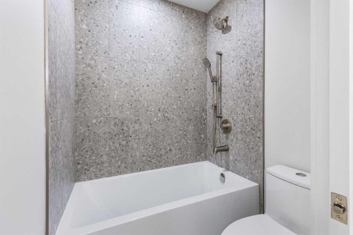 2009 28 Avenue Sw, Calgary, AB - Indoor Photo Showing Bathroom