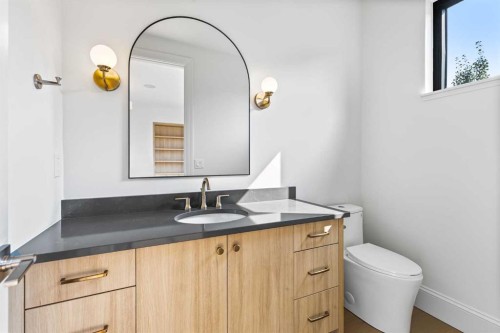 2009 28 Avenue Sw, Calgary, AB - Indoor Photo Showing Bathroom