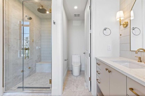 2011 28 Avenue Sw, Calgary, AB - Indoor Photo Showing Bathroom