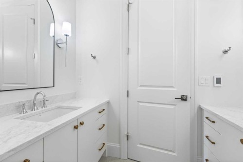 2011 28 Avenue Sw, Calgary, AB - Indoor Photo Showing Bathroom