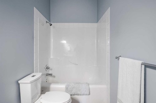 47 Rockywood Circle Nw, Calgary, AB - Indoor Photo Showing Bathroom