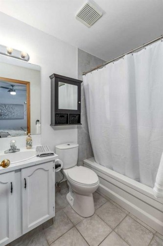 21 West Mcdougal Road, Cochrane, AB - Indoor Photo Showing Bathroom