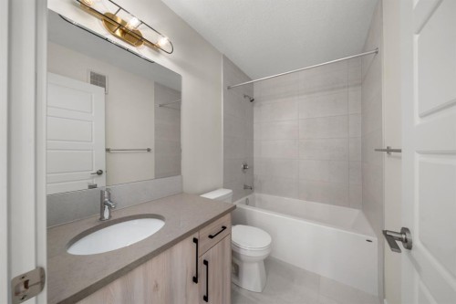 628 Sora Boulevard Se, Calgary, AB - Indoor Photo Showing Bathroom