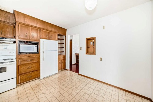 5248 Barron Drive Nw, Calgary, AB - Indoor Photo Showing Kitchen