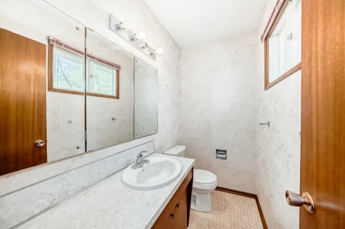 5248 Barron Drive Nw, Calgary, AB - Indoor Photo Showing Bathroom