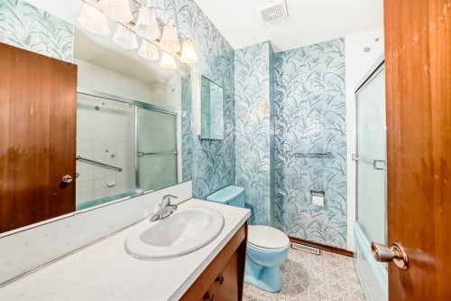 5248 Barron Drive Nw, Calgary, AB - Indoor Photo Showing Bathroom