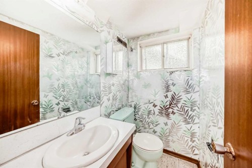 5248 Barron Drive Nw, Calgary, AB - Indoor Photo Showing Bathroom