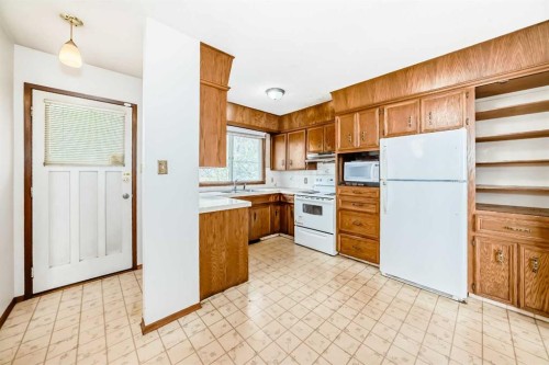 5248 Barron Drive Nw, Calgary, AB - Indoor Photo Showing Kitchen
