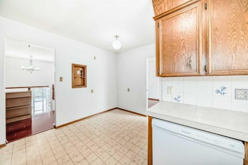 5248 Barron Drive Nw, Calgary, AB - Indoor Photo Showing Kitchen