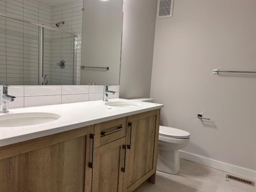 632 Sora Boulevard Se, Calgary, AB - Indoor Photo Showing Bathroom