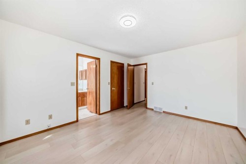 247 Shawinigan Drive Sw, Calgary, AB - Indoor Photo Showing Other Room