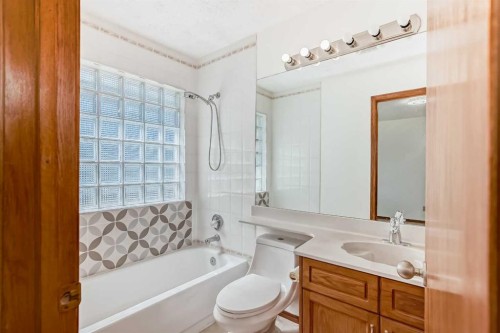 247 Shawinigan Drive Sw, Calgary, AB - Indoor Photo Showing Bathroom