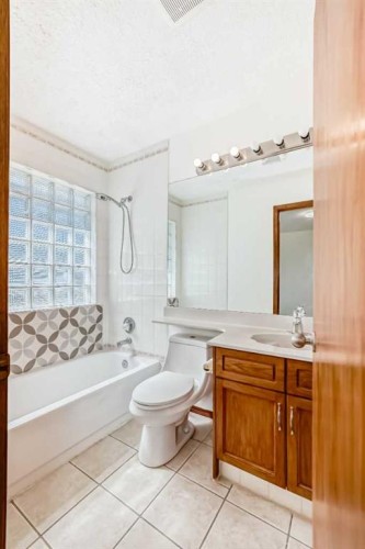 247 Shawinigan Drive Sw, Calgary, AB - Indoor Photo Showing Bathroom