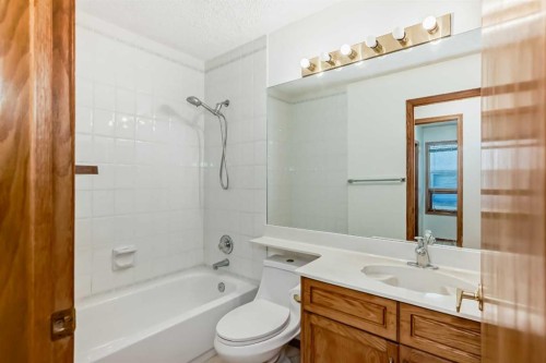 247 Shawinigan Drive Sw, Calgary, AB - Indoor Photo Showing Bathroom