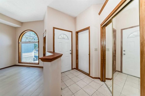 247 Shawinigan Drive Sw, Calgary, AB - Indoor Photo Showing Other Room