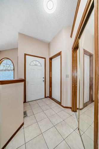 247 Shawinigan Drive Sw, Calgary, AB - Indoor Photo Showing Other Room