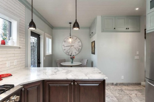 1907 37 Avenue Sw, Calgary, AB - Indoor Photo Showing Kitchen
