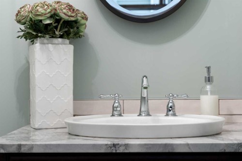 1907 37 Avenue Sw, Calgary, AB - Indoor Photo Showing Bathroom