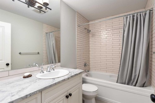1907 37 Avenue Sw, Calgary, AB - Indoor Photo Showing Bathroom
