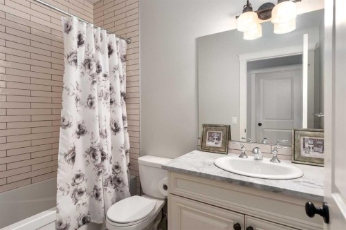 1907 37 Avenue Sw, Calgary, AB - Indoor Photo Showing Bathroom