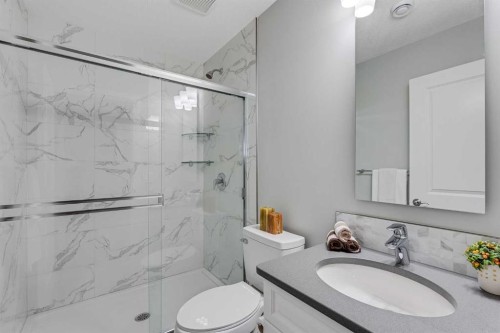 211 Willow Place, Cochrane, AB - Indoor Photo Showing Bathroom