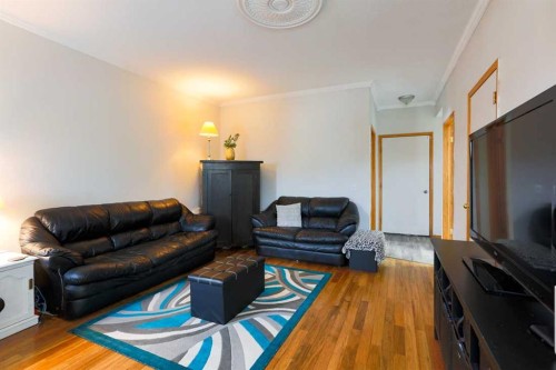 1118 Maple Avenue, Crossfield, AB - Indoor Photo Showing Living Room
