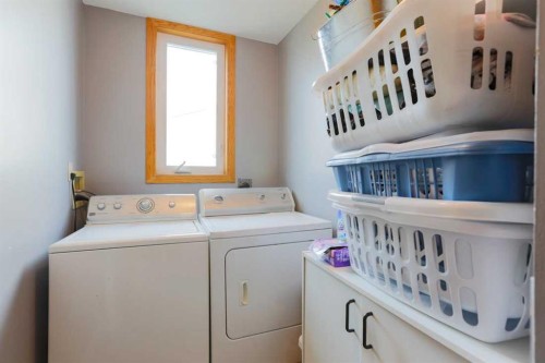1118 Maple Avenue, Crossfield, AB - Indoor Photo Showing Laundry Room