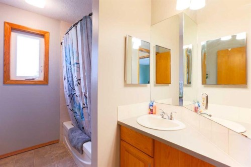 1118 Maple Avenue, Crossfield, AB - Indoor Photo Showing Bathroom