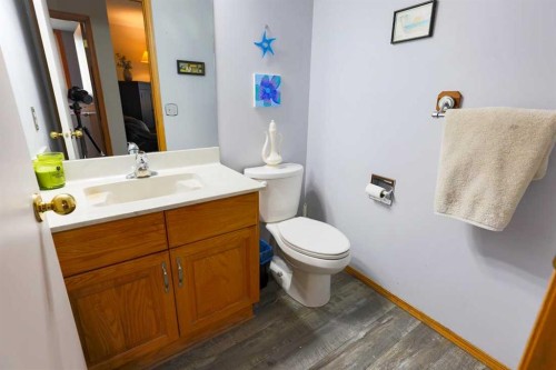 1118 Maple Avenue, Crossfield, AB - Indoor Photo Showing Bathroom