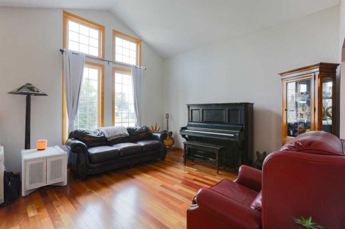 1118 Maple Avenue, Crossfield, AB - Indoor Photo Showing Living Room