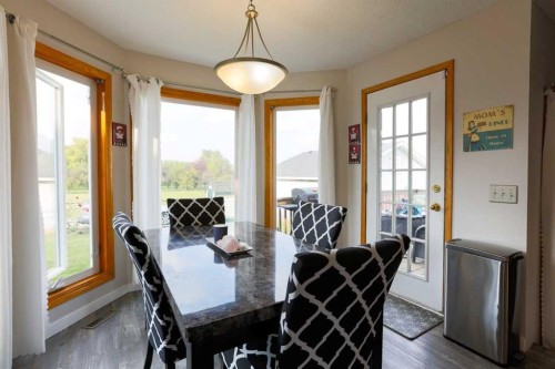 1118 Maple Avenue, Crossfield, AB - Indoor Photo Showing Dining Room