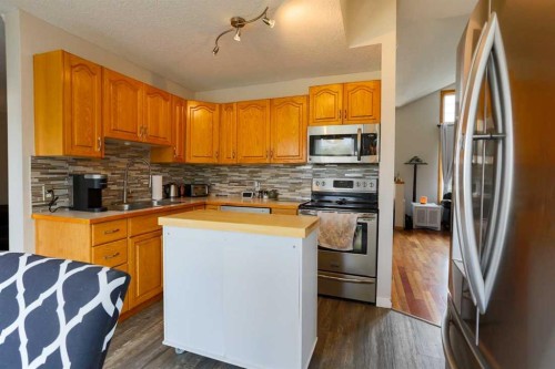 1118 Maple Avenue, Crossfield, AB - Indoor Photo Showing Kitchen