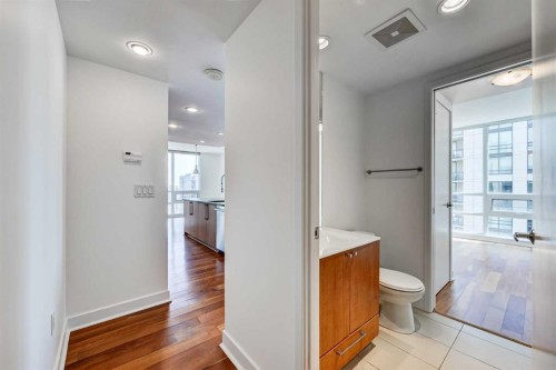 2404-1118 12 Avenue Sw, Calgary, AB - Indoor Photo Showing Bathroom