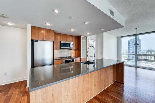 2404-1118 12 Avenue Sw, Calgary, AB - Indoor Photo Showing Kitchen With Stainless Steel Kitchen With Upgraded Kitchen