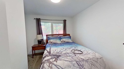 1423 18 Street Ne, Calgary, AB - Indoor Photo Showing Bedroom