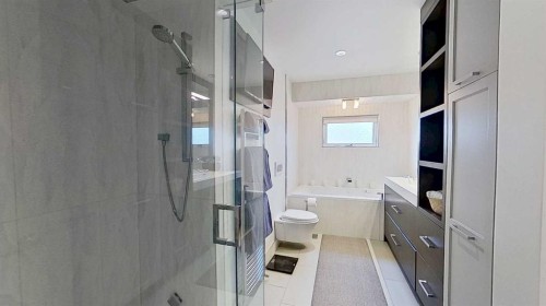 1423 18 Street Ne, Calgary, AB - Indoor Photo Showing Bathroom