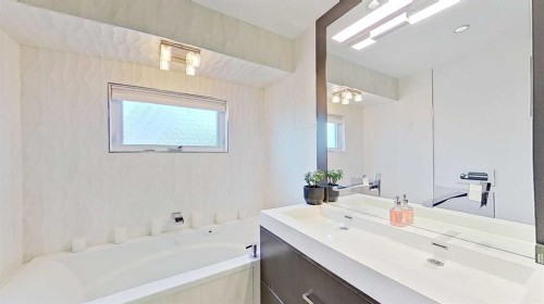 1423 18 Street Ne, Calgary, AB - Indoor Photo Showing Bathroom