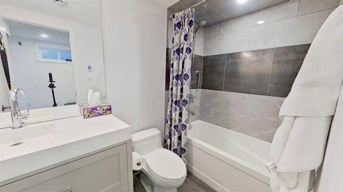 1423 18 Street Ne, Calgary, AB - Indoor Photo Showing Bathroom