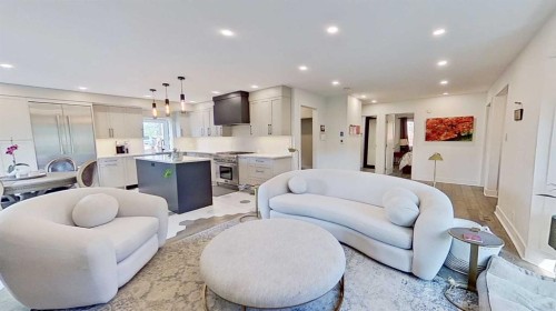 1423 18 Street Ne, Calgary, AB - Indoor Photo Showing Living Room
