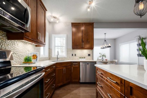 133 Cougar Ridge Close Sw, Calgary, AB - Indoor Photo Showing Kitchen With Upgraded Kitchen