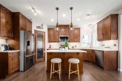 133 Cougar Ridge Close SW Calgary, AB T3H 0V4