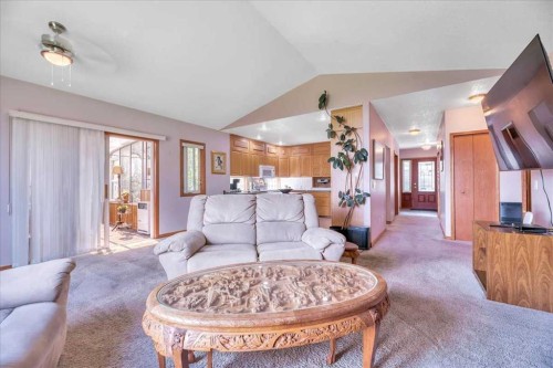 14 Grande Point Estates, Strathmore, AB - Indoor Photo Showing Living Room