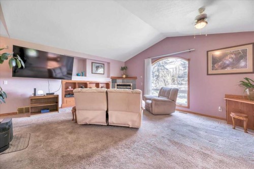 14 Grande Point Estates, Strathmore, AB - Indoor Photo Showing Living Room