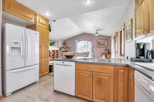 14 Grande Point Estates, Strathmore, AB - Indoor Photo Showing Kitchen With Double Sink