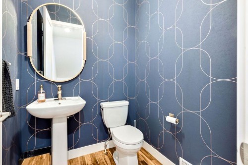 3015 26 Street Sw, Calgary, AB - Indoor Photo Showing Bathroom