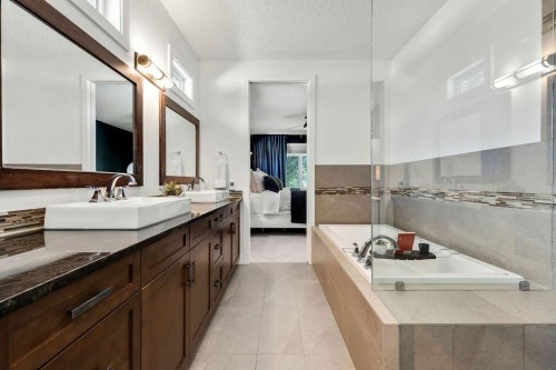 3015 26 Street Sw, Calgary, AB - Indoor Photo Showing Bathroom